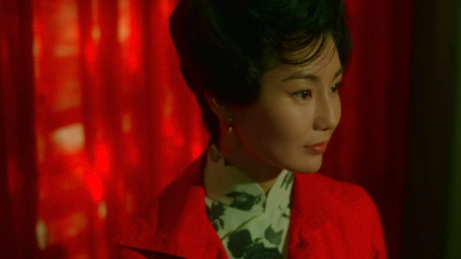Su Li-zhen played by Maggie Cheung Man-yuk in a red overcoat dreaming about love